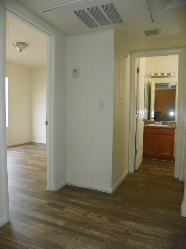 Building Photo - 1 bedroom with loft - or 2nd bedroom - w/d...