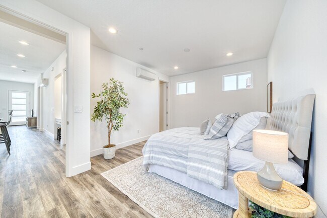 Building Photo - D62