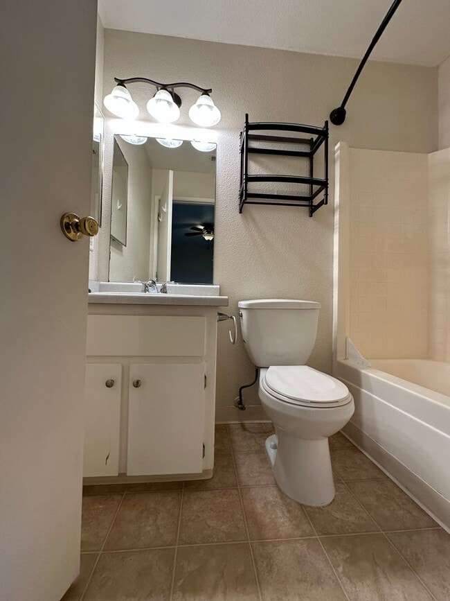 Building Photo - Cute well maintained home, convenient Anderson location