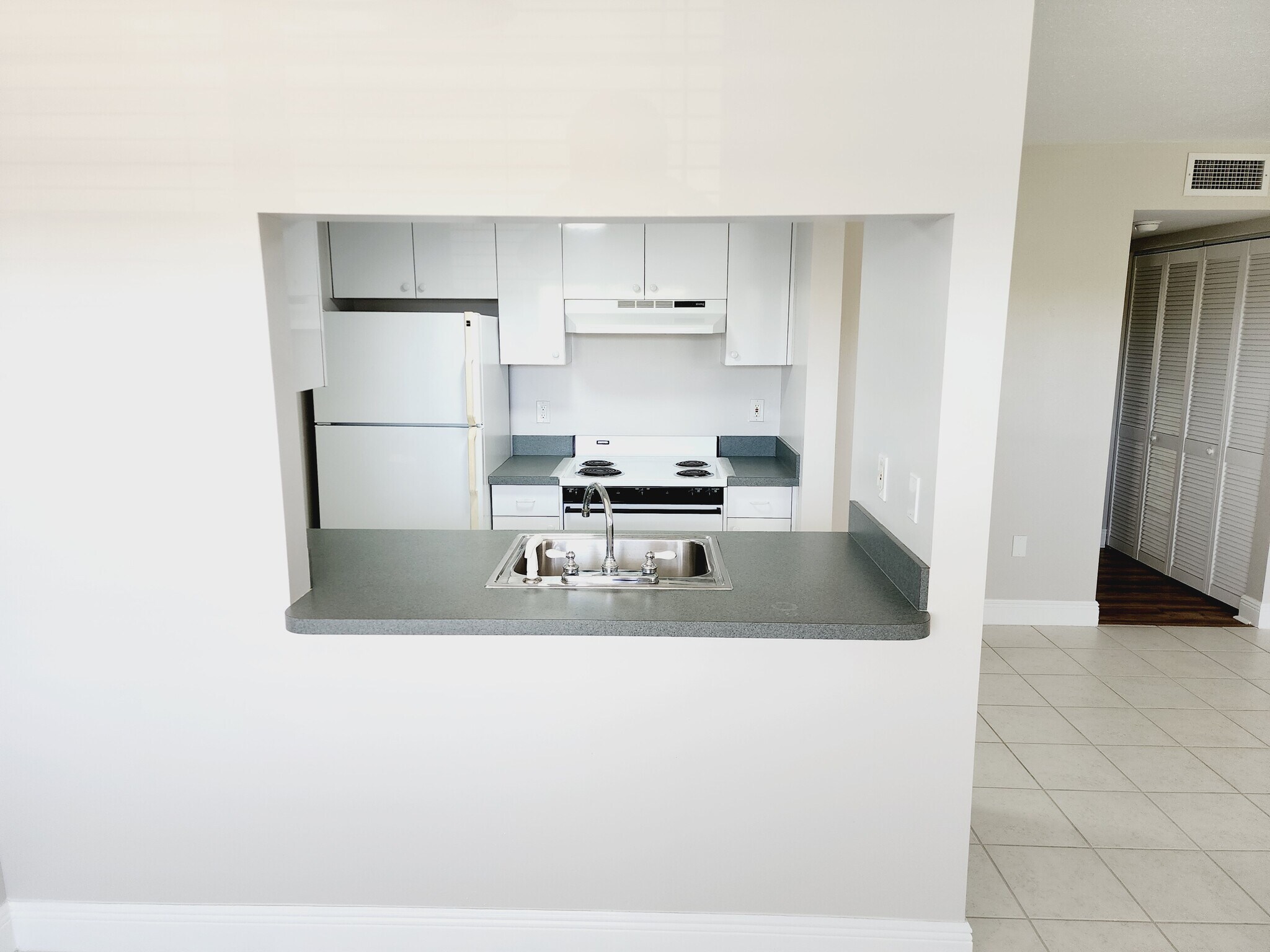 Building Photo - 1001 77th Ave N