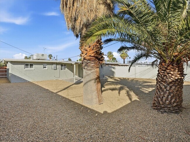 Building Photo - 608 Stanford St