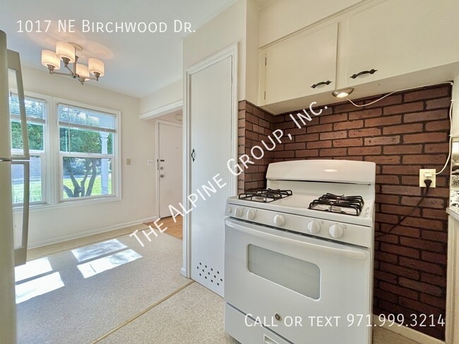 Building Photo - 1017 NE Birchwood Dr