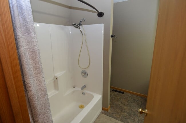 Building Photo - 2 Bed + Den, 2.5 Bathroom Townhouse for Rent