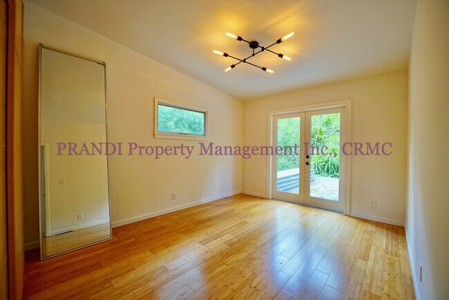 Building Photo - Bright, Stylish Fairfax Home with a Privat...
