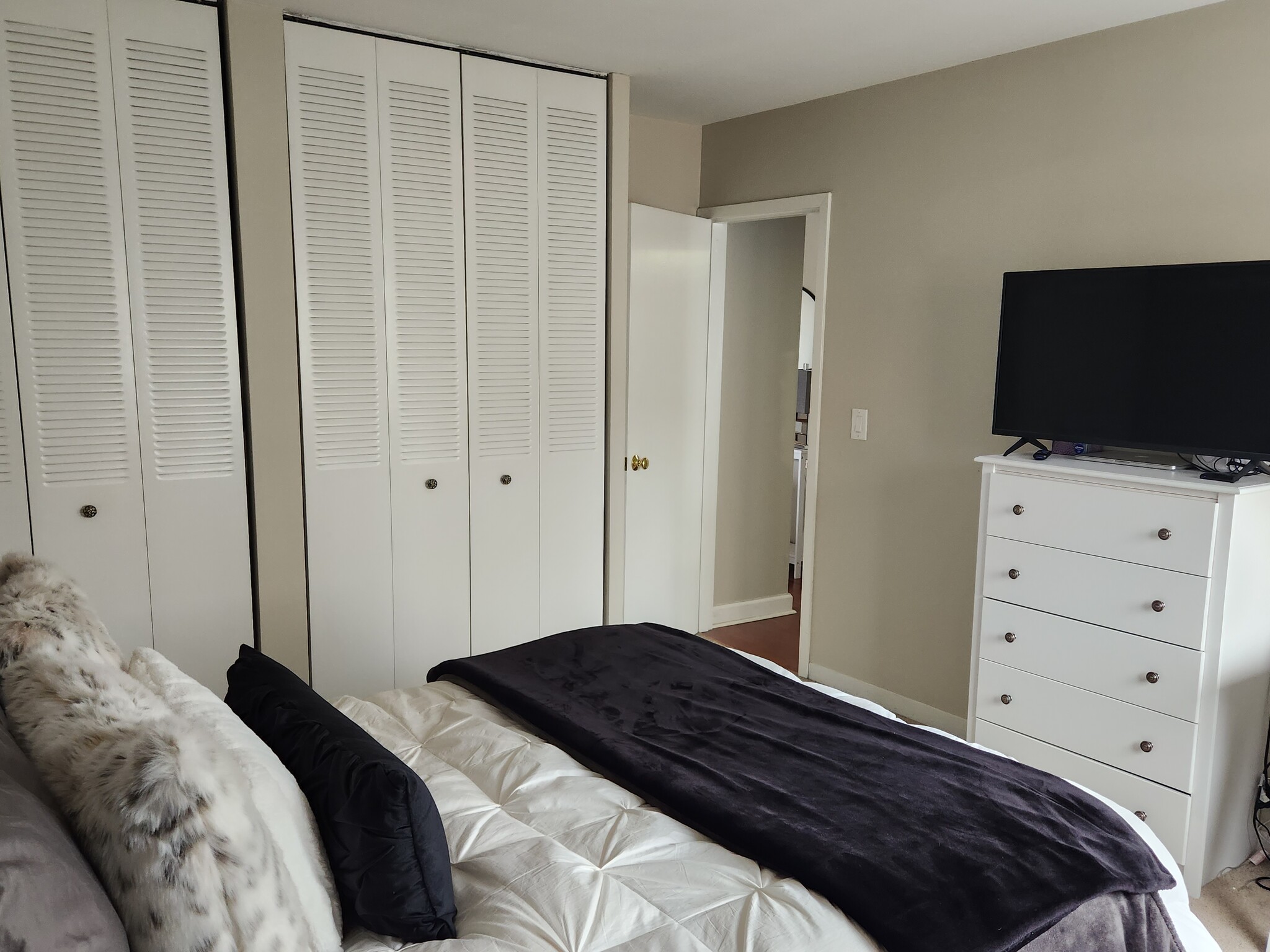 Bdrm 1 - 607 W Wrightwood Ave