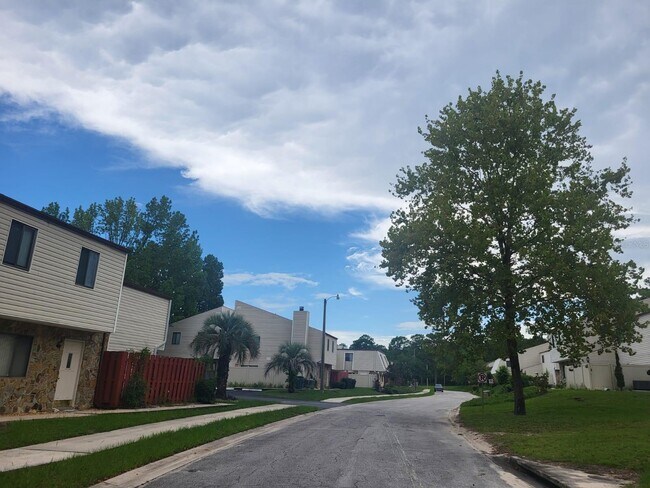 Building Photo - 2134 NE 45th Ave