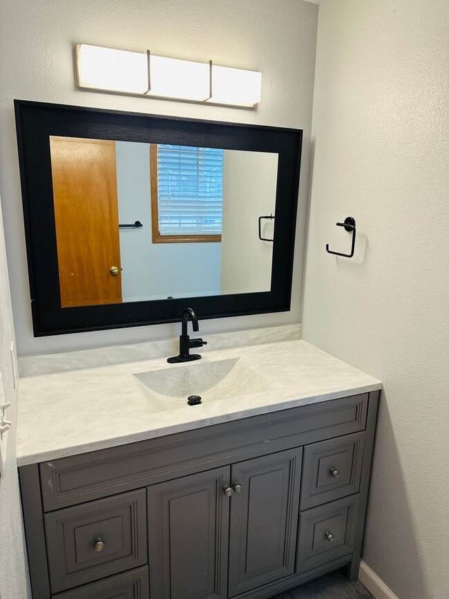 Building Photo - Charmin One Level Home w/ RV Parking