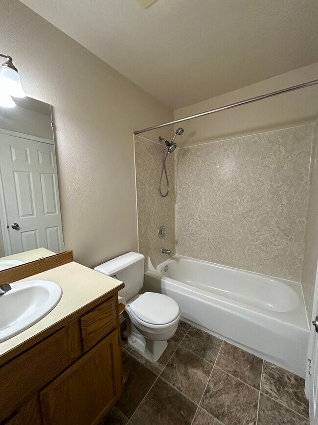 Building Photo - 2 Bedroom Condo with Washer/Dryer in Home