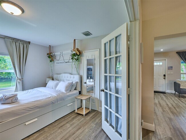 Building Photo - 801 NE 15th St