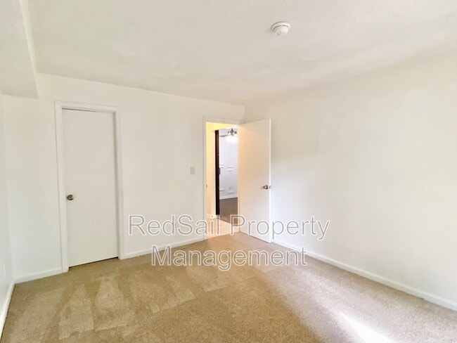 Building Photo - 568 Candle Ln