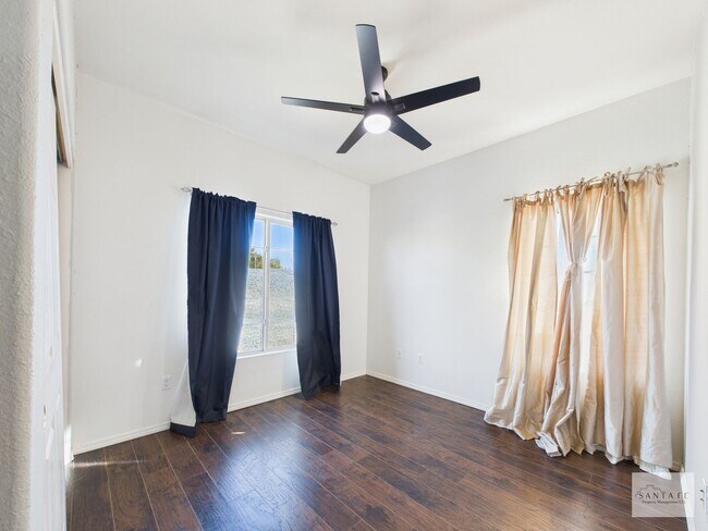 Building Photo - UNFURNISHED 3 Bedroom in Desirable Community