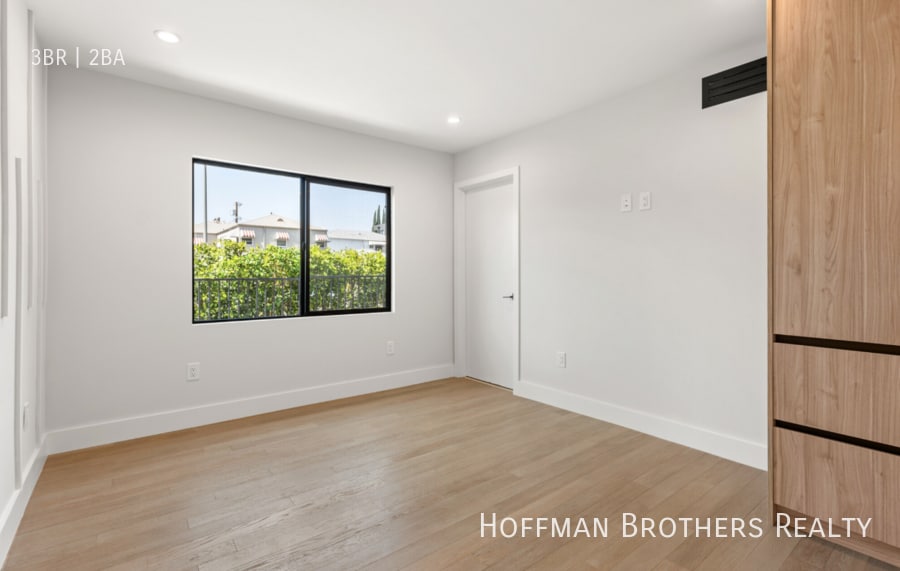 Building Photo - 1450 1/2 Crescent Heights Blvd