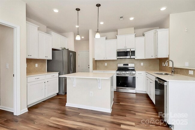 Building Photo - 16027 Harbor Hill Dr