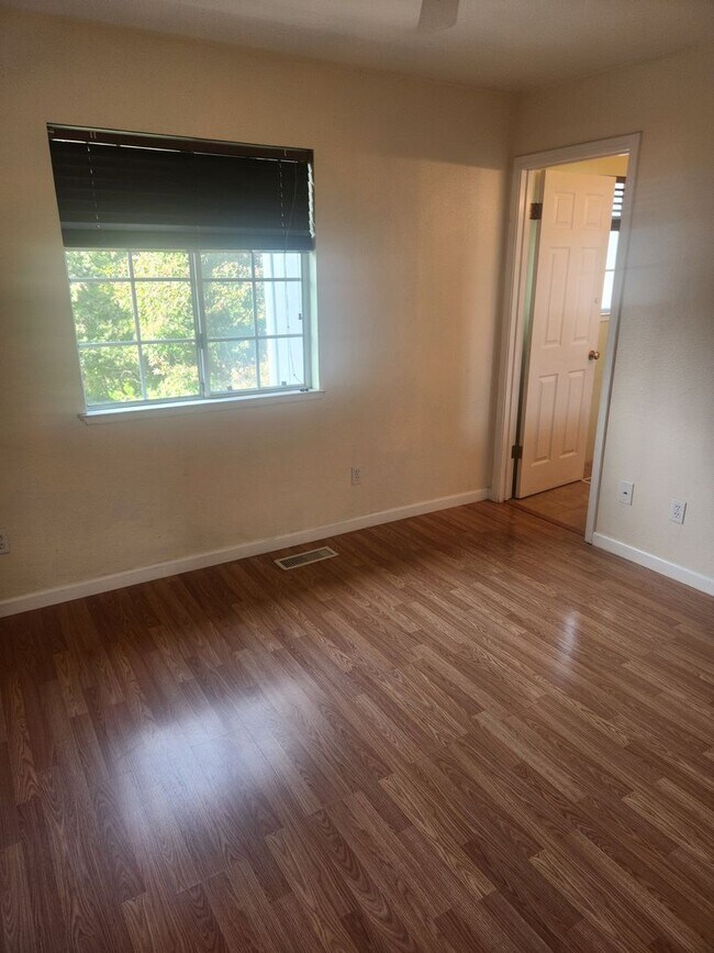 Building Photo - Beautiful well maintained two story, two bedroom townhouse with private backyard.