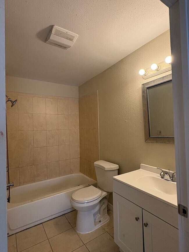 Building Photo - Single family home 5bed/3bath $1800/month ready now!