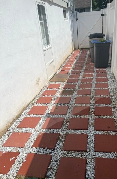 Building Photo - 18 Porter Rd