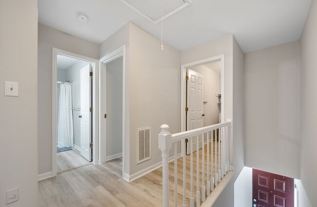 Building Photo - 2be / 1.5ba Duplex Unit B - Great Convenient Location