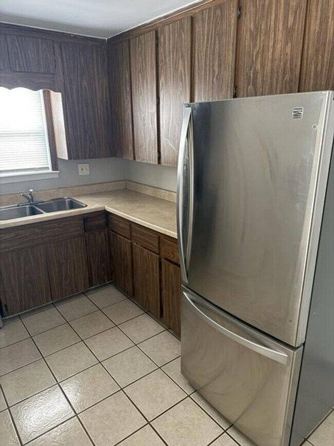 Building Photo - North Pontiac home Available Now!