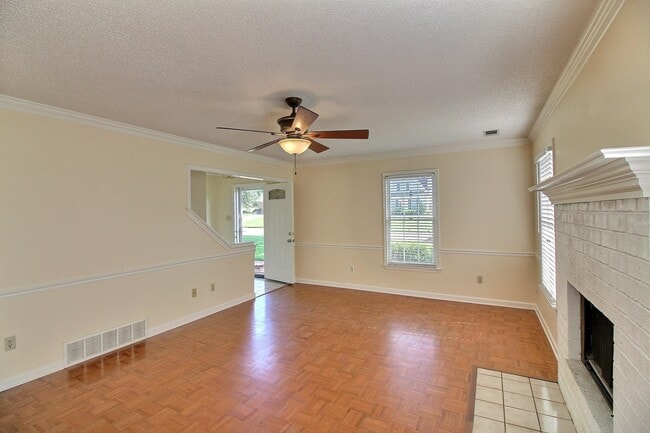 Building Photo - 383 E Valleywood Dr