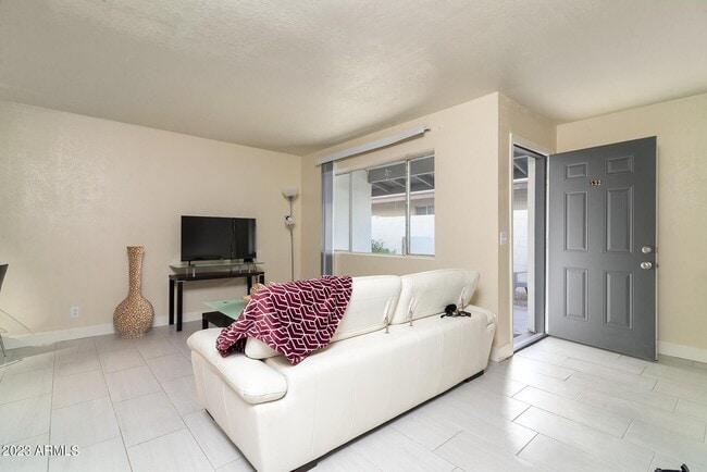 Building Photo - 532 W La Jolla Dr