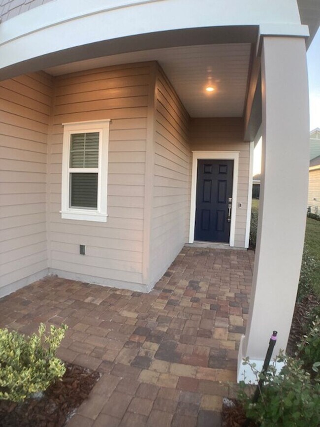 Building Photo - Stylish & Low-Maintenance Living in Oakleaf Community