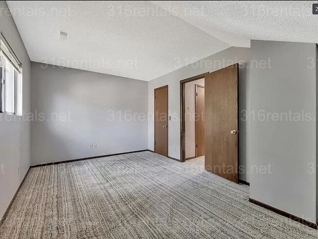 Building Photo - $1545 - 2 bed 2 bath - Duplex located in R...
