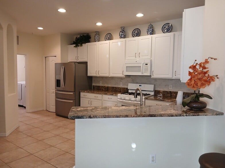 Building Photo - 5641 Hidden Oak Ct