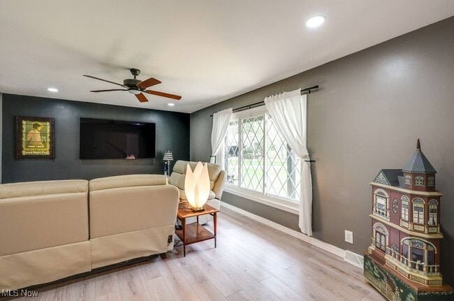 Building Photo - 896 Cliffside Dr