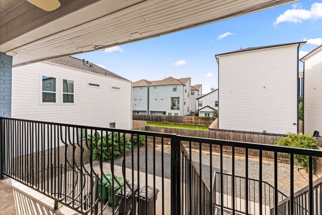 Building Photo - 2116 Live Oak St