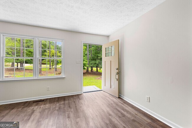 Building Photo - 223 Pinehaven Dr