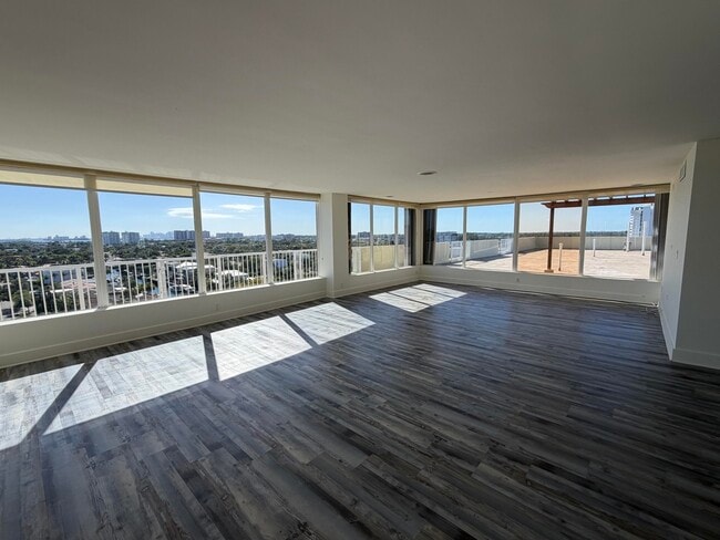 Building Photo - 2000 NE 135th St