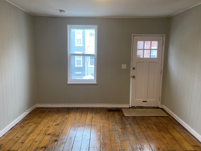 Building Photo - Charming 2 Bedroom Home in Chestnut Hill!