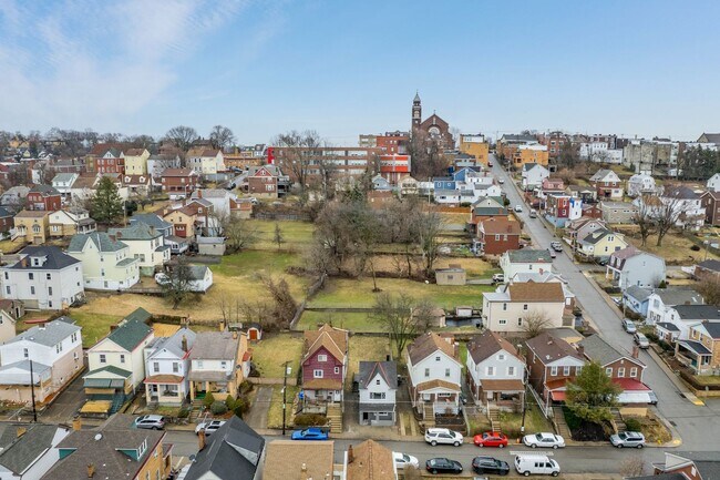 Building Photo - SCORE 50% OFF 1ST MONTH'S RENT IF SIGNED BY DEC 12! Newly renovated 2 bedroom home in Carrick ava...