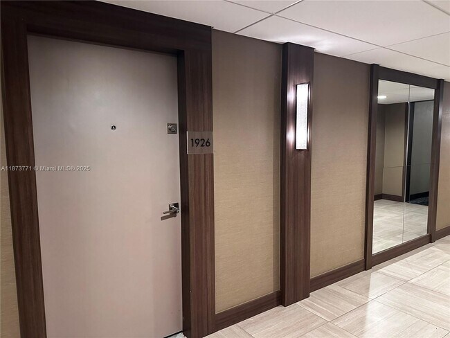 Building Photo - 3731 N Country Club Dr