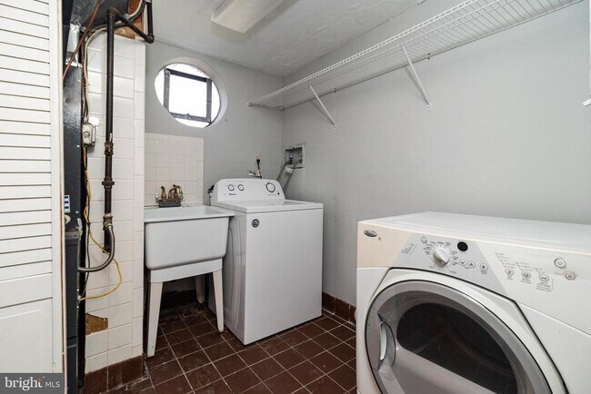 Building Photo - 5601 Dawes Ave