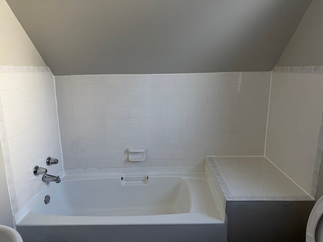 Building Photo - 218 S 14th Ave