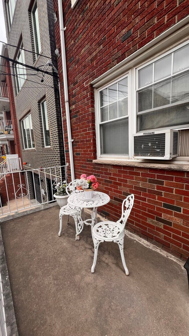 Building Photo - 416 6th St