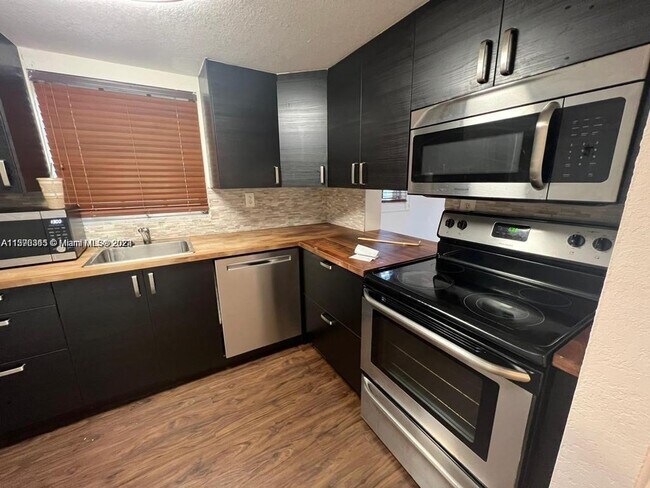 Building Photo - 8650 SW 109th Ave