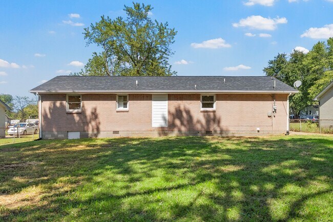 Building Photo - Close to Ft. Campbell! Renovated 3 Bed 2 Bath Home!