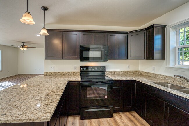 Building Photo - 204 E Sunset Cove Ln