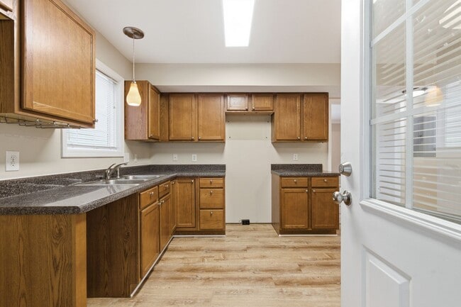 Building Photo - Knoxville 37912 - 2 bedroom 1.5 bath condo - call Jean Chung 865-386-1022