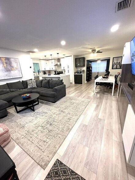 Building Photo - 2751 SW 4th Ct