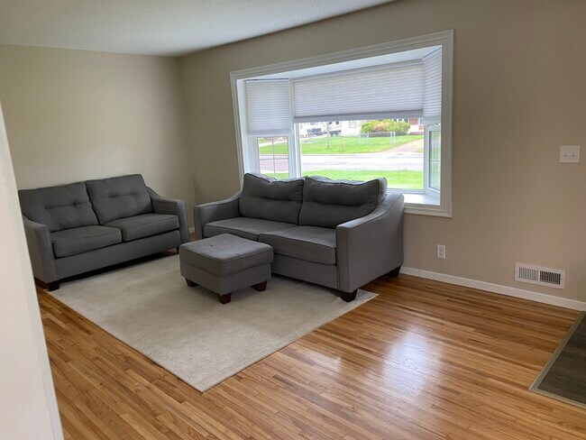 Living room with bay window - 8430 Goodview Ave S