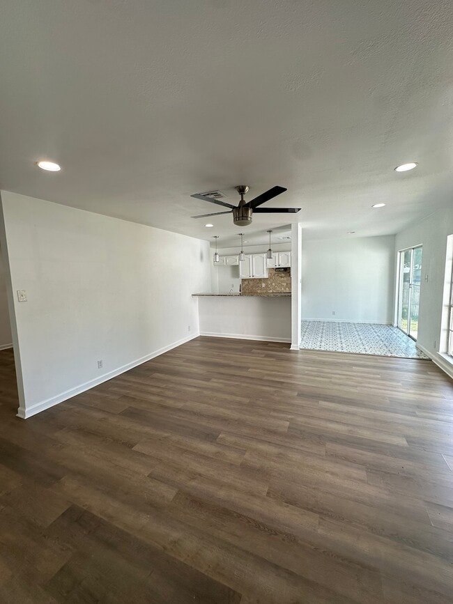 Building Photo - 6807 Laguna Norte