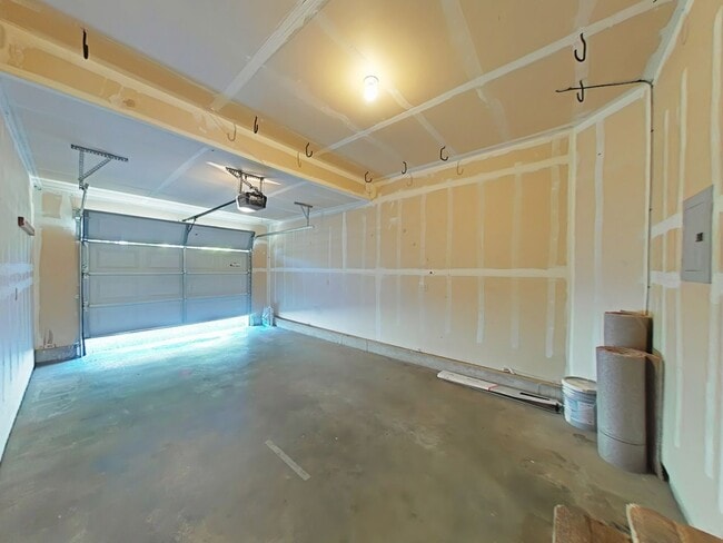 Building Photo - Townhouse-style End unit 3BD, 1.5 BA with attached garage