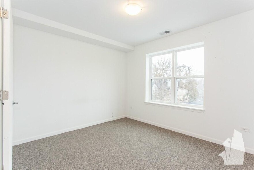 Building Photo - 1545 W Glenlake Ave