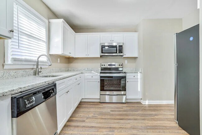 Building Photo - 844 Parkstone Dr