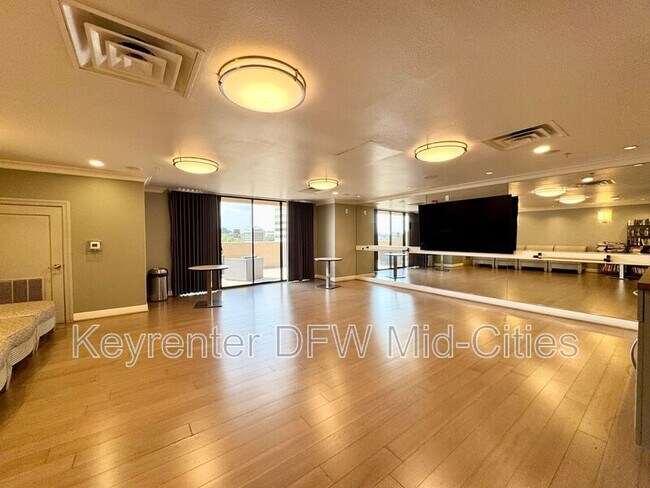 Building Photo - 330 E Las Colinas Blvd