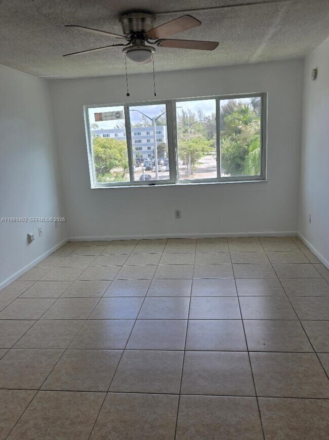 Building Photo - 14830 Naranja Lakes Blvd