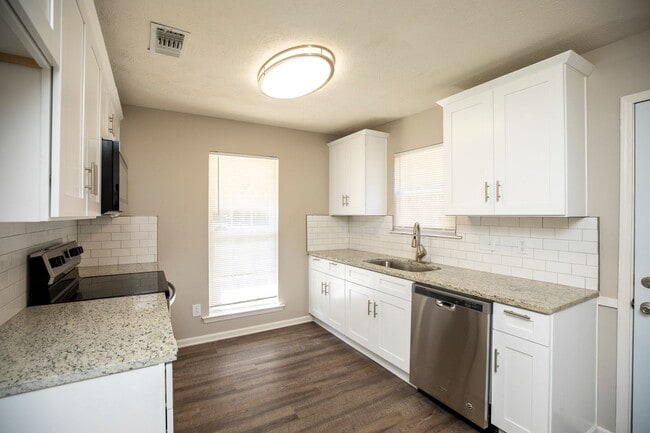 Building Photo - ** 3 Bed 2 Bath located off Wares Ferry rd...